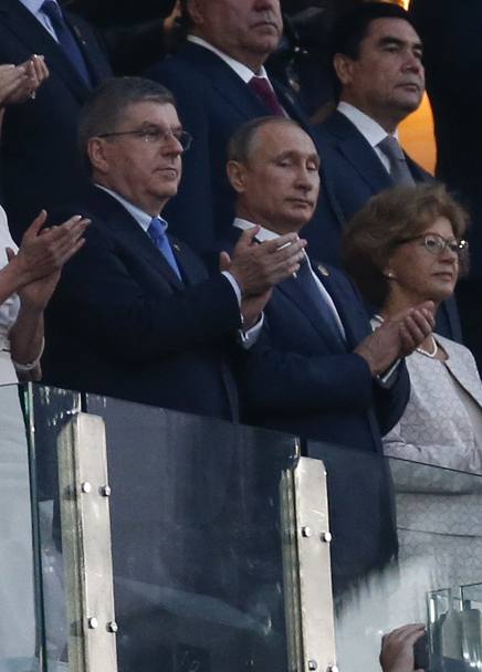 Il presidente russo Putin assiste alla cerimonia di apertura insieme al presidente Cio Thomas Bach (Reuters(